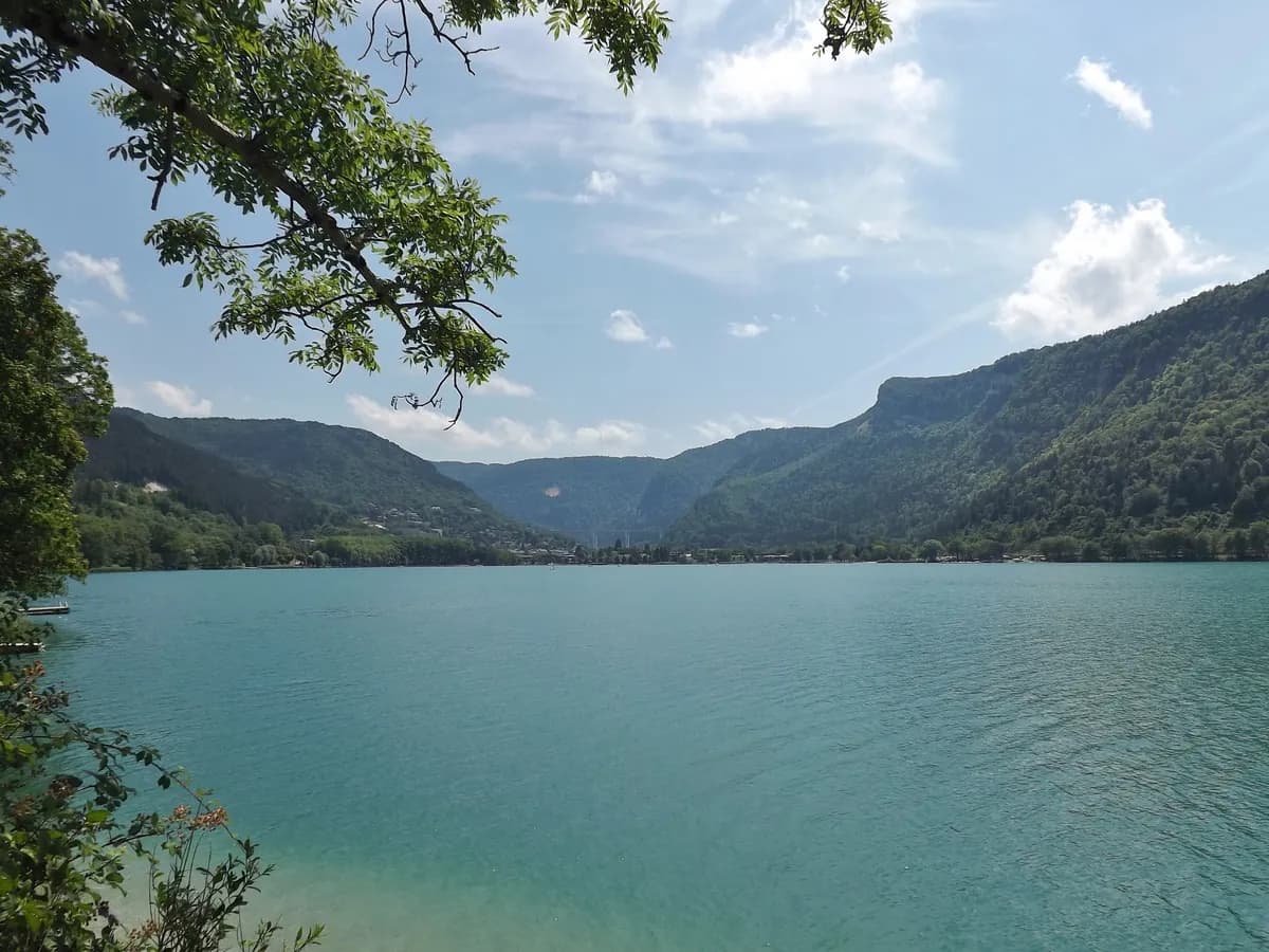 Le lac de Nantua, entouré de falaises boisées